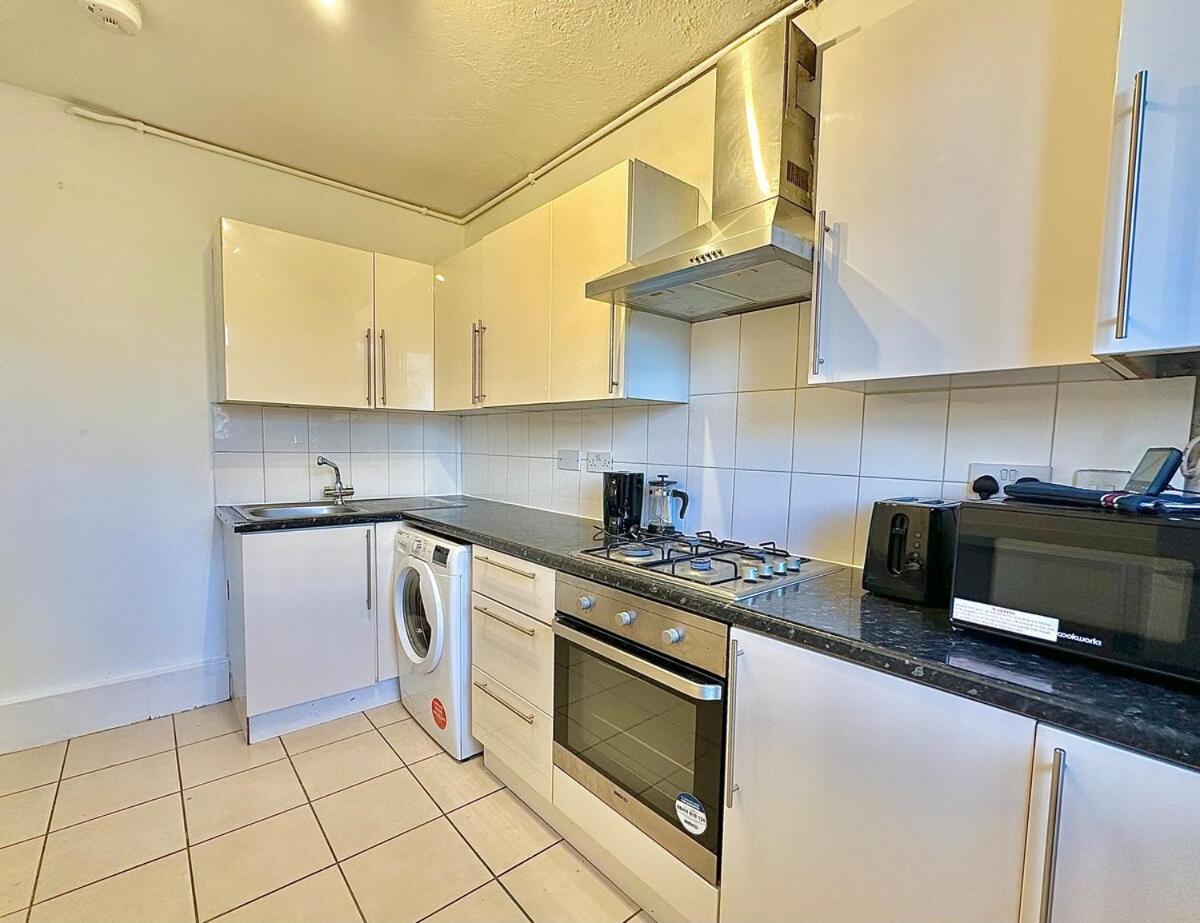 1 Min Walk To Stockwell Apartment